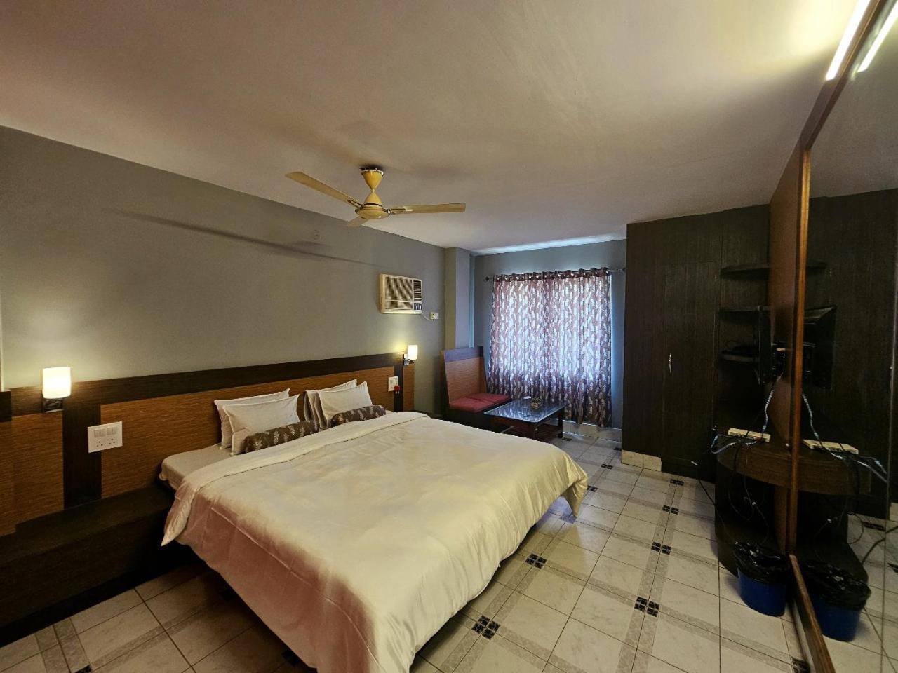 Hotel Vishal Силигури Екстериор снимка