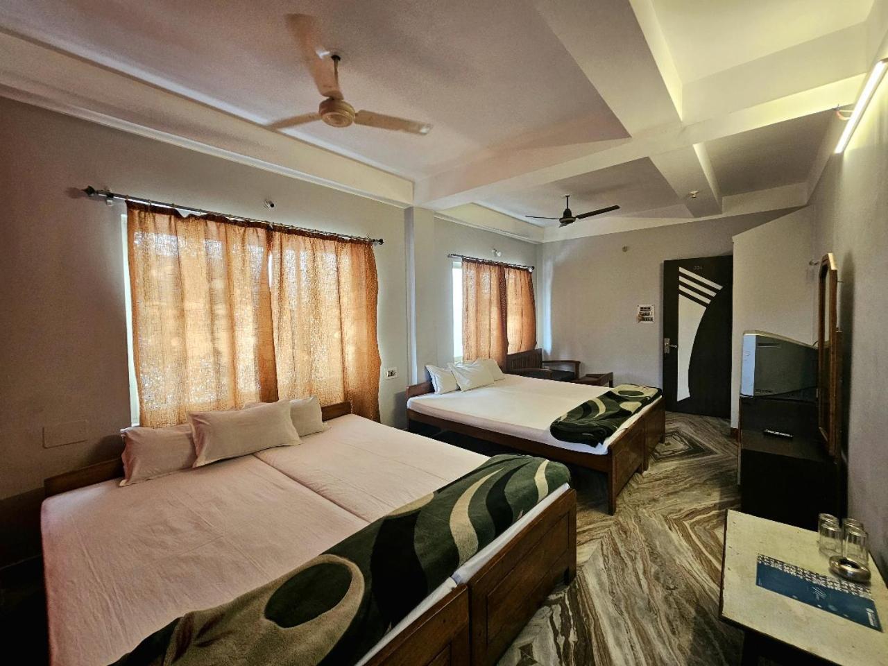 Hotel Vishal Силигури Екстериор снимка