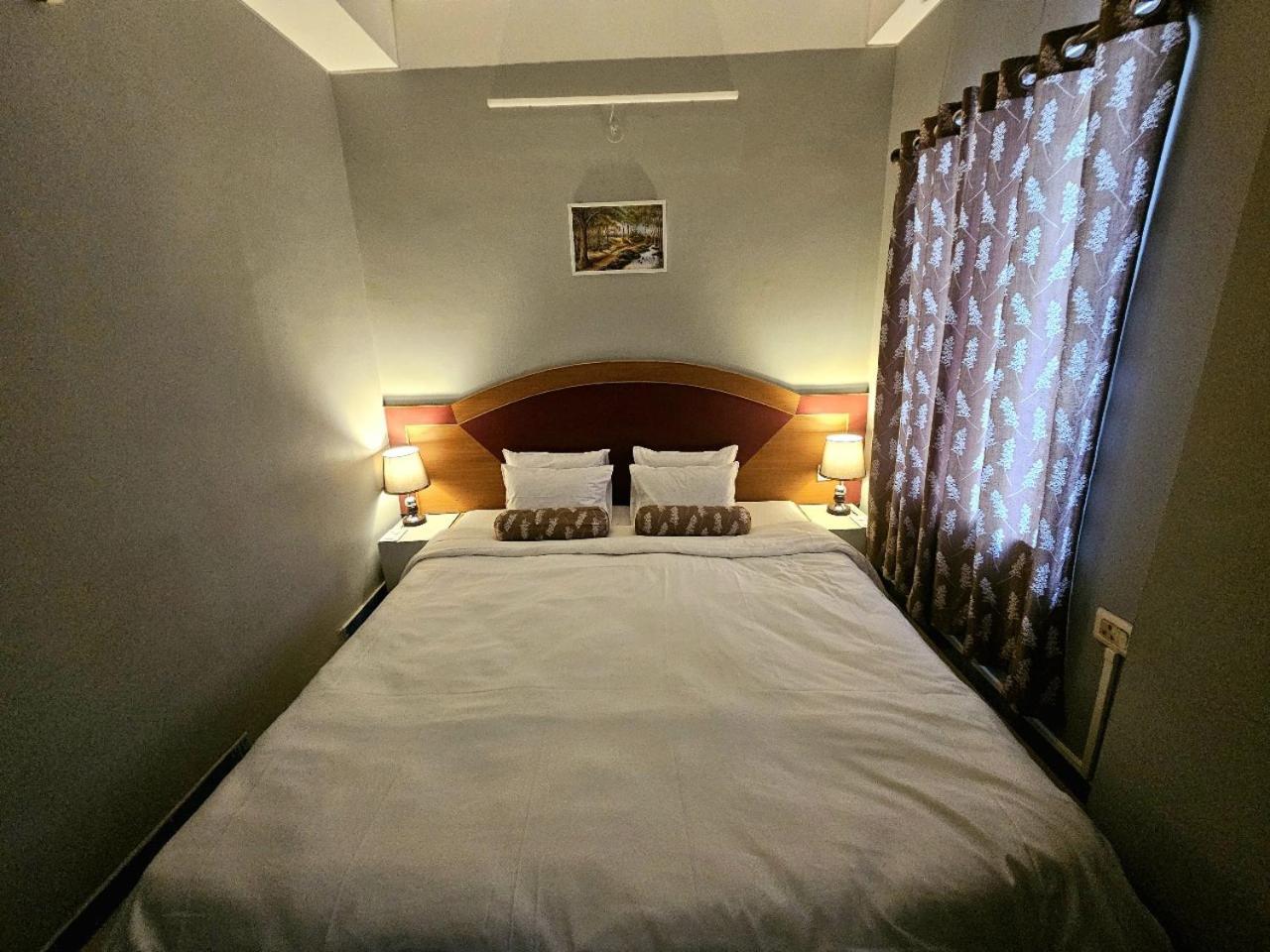 Hotel Vishal Силигури Екстериор снимка